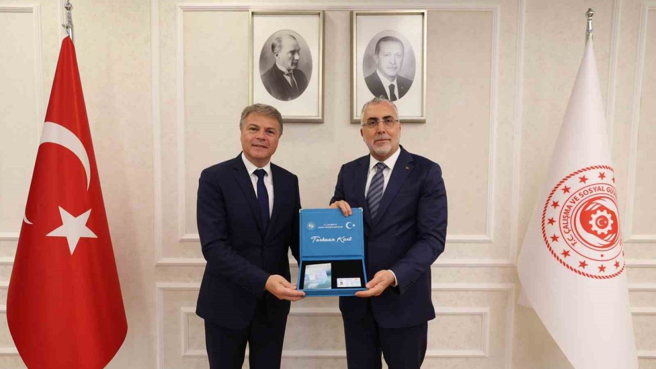 Bakan Işıkhan, Renault Group Türkiye CEO’su Lionel Jaillet’ye Turkuaz Kart takdim etti