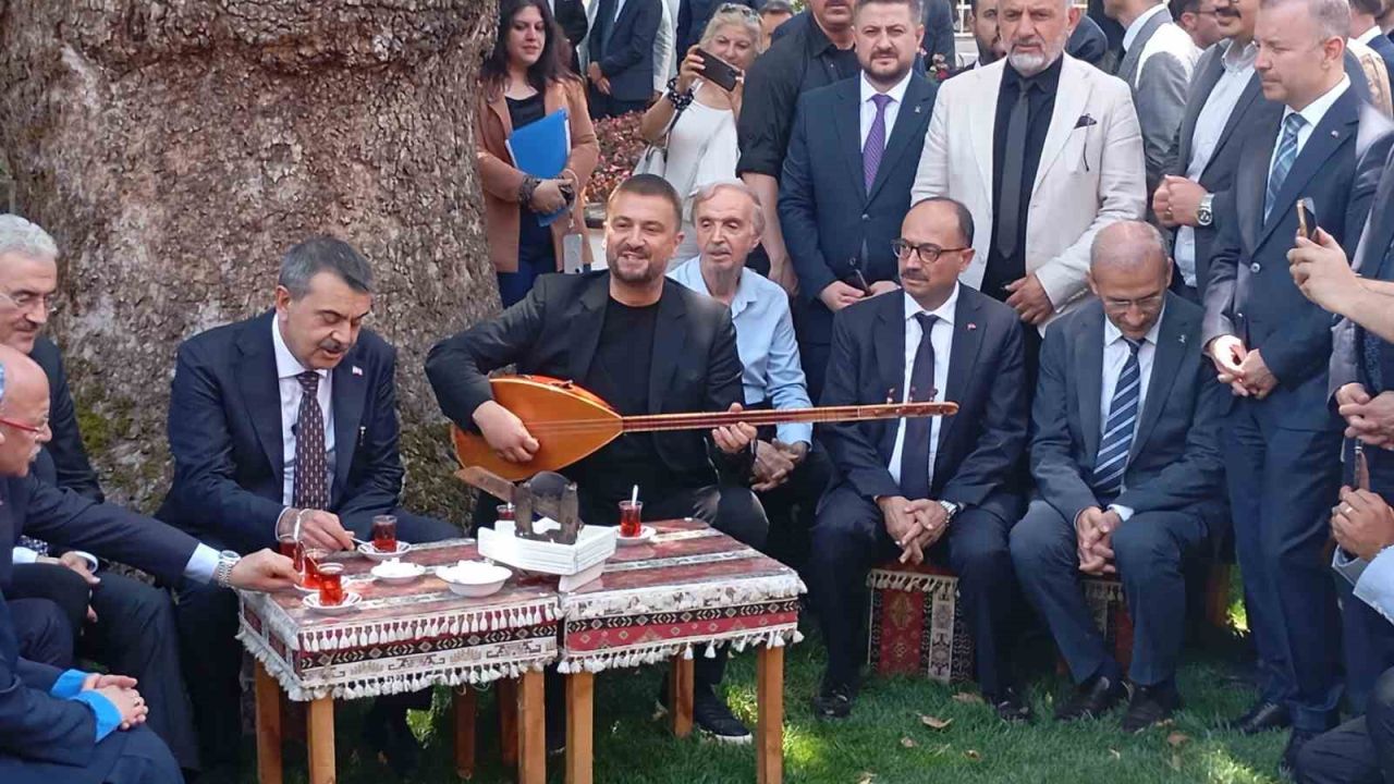 Bakan Tekin Bursa’da çınar altında türkü söyledi, Anadolu peynirlerini tattı