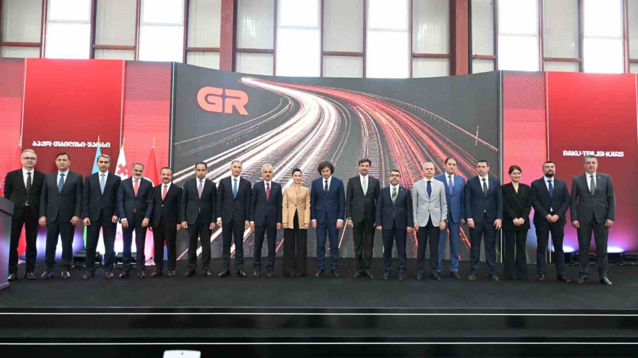 Bakan Uraloğlu: "Bakü-Tiflis-Kars Demiryolu Hattı, küresel bağlantısallığın geleceğini şekillendiren stratejik bir girişimdir"