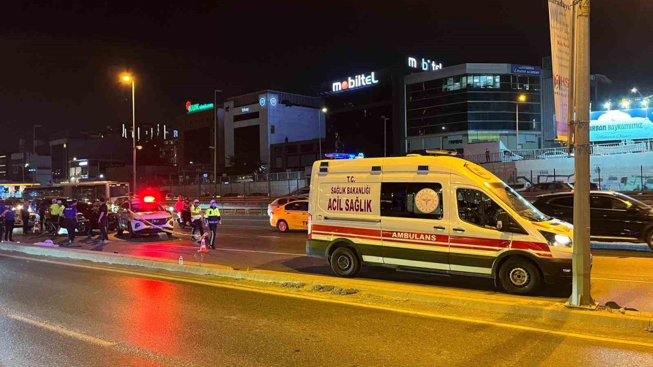 Bakırköy E5’te kontrolden çıkan motosiklet direğe çarptı: : 2 ölü