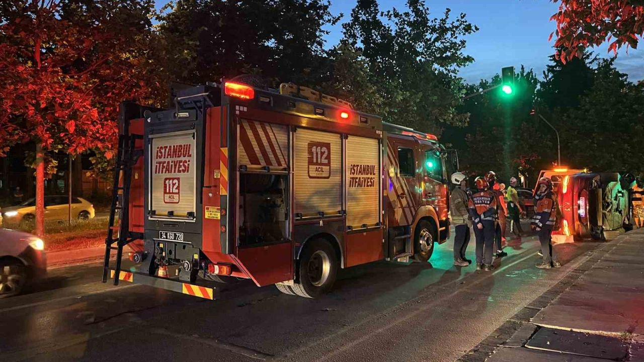 Bakırköy’de kaza yapan lüks araç yan yattı: 2 yaralı