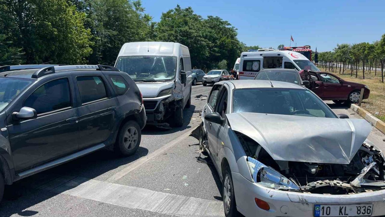 Balıkesir’de 6 aracın karıştığı zincirleme kaza: 2 yaralı