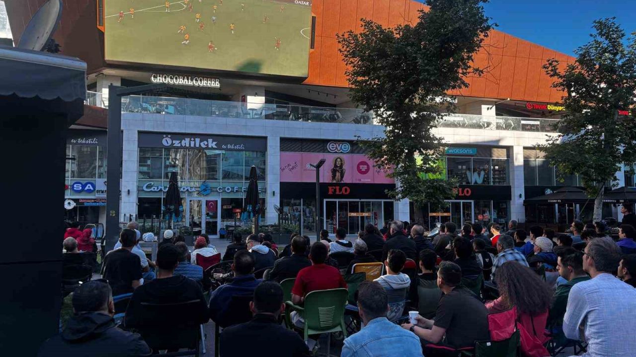 Balıkesir’de milli heyecan dev ekranlarda izlendi