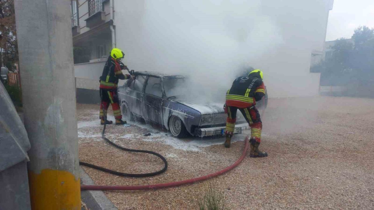 Balıkesir’de park halindeki otomobil yangını korkuttu