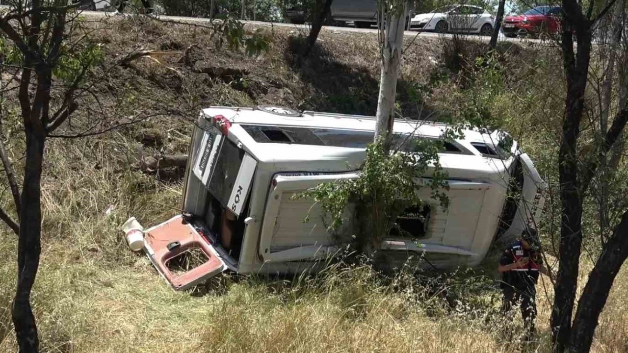 Balıkesir’de yolcu minibüsü ile otomobil kaza yaptı; 14 yaralı