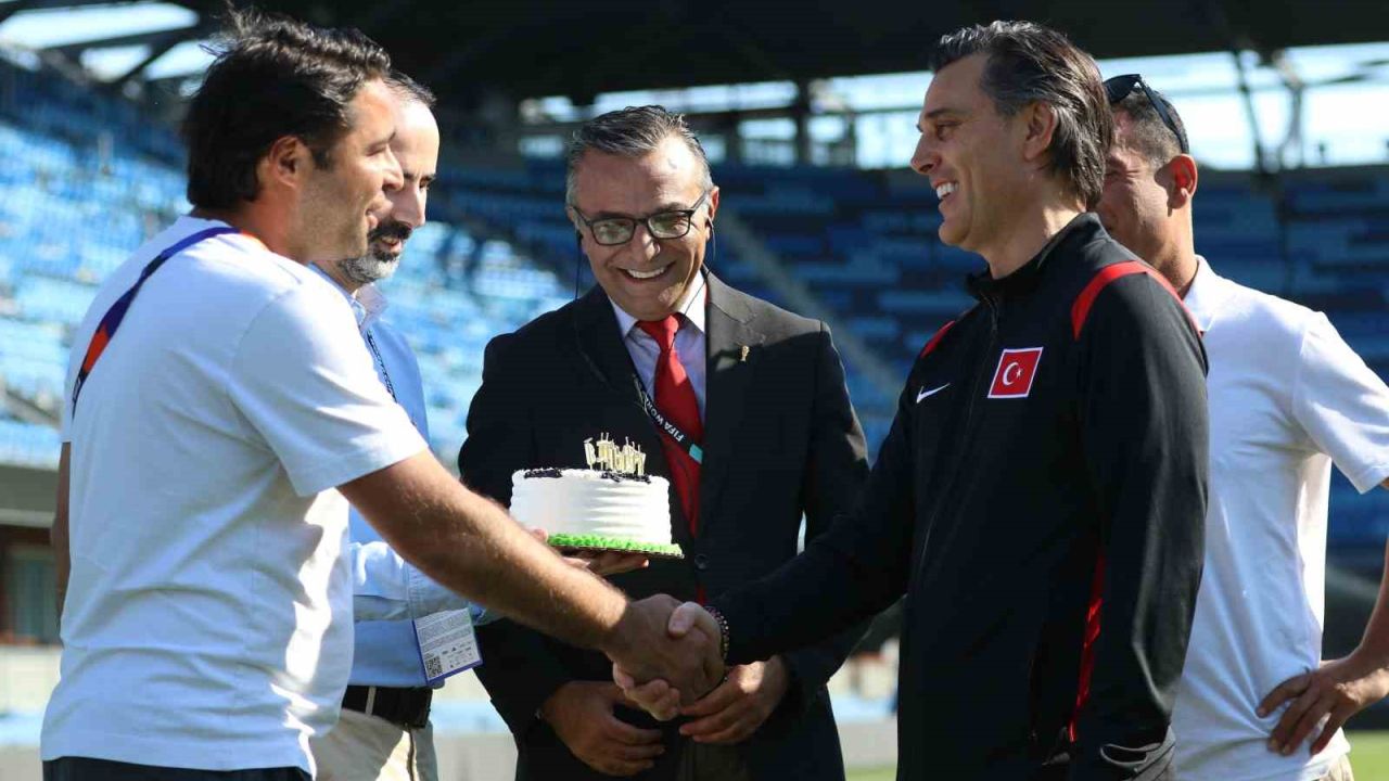 Basın mensuplarından Montella’ya doğum günü sürprizi