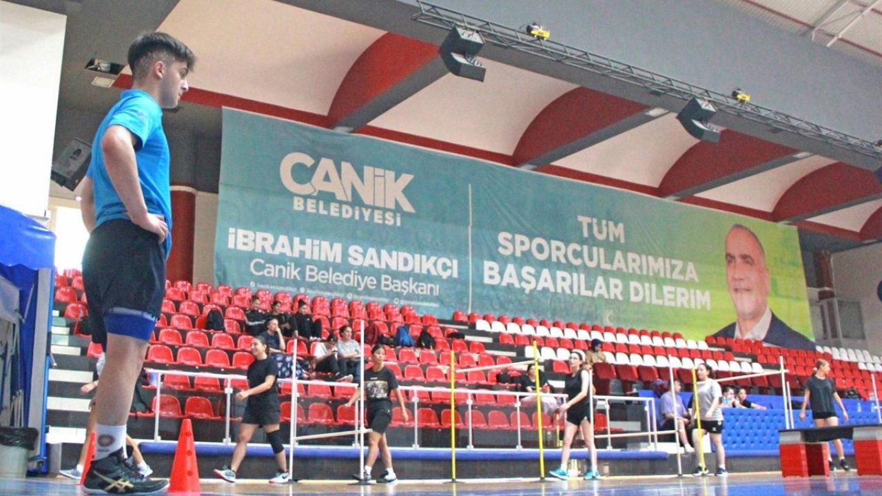 Başkan Sandıkçı: "Ücretsiz akademiye hazırlık kurslarımızda genç kardeşlerimizi uzman eğitmenlerle ağırlıyoruz"