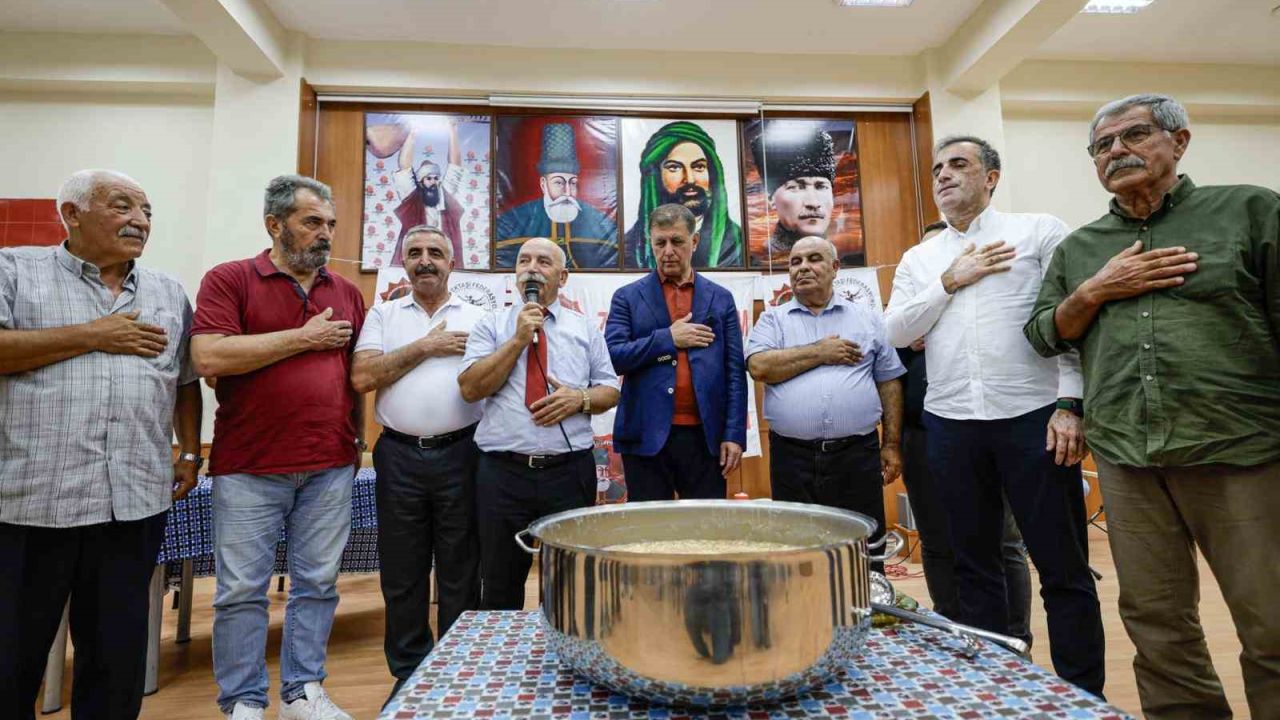 Başkan Tugay aşure lokmasını paylaştı
