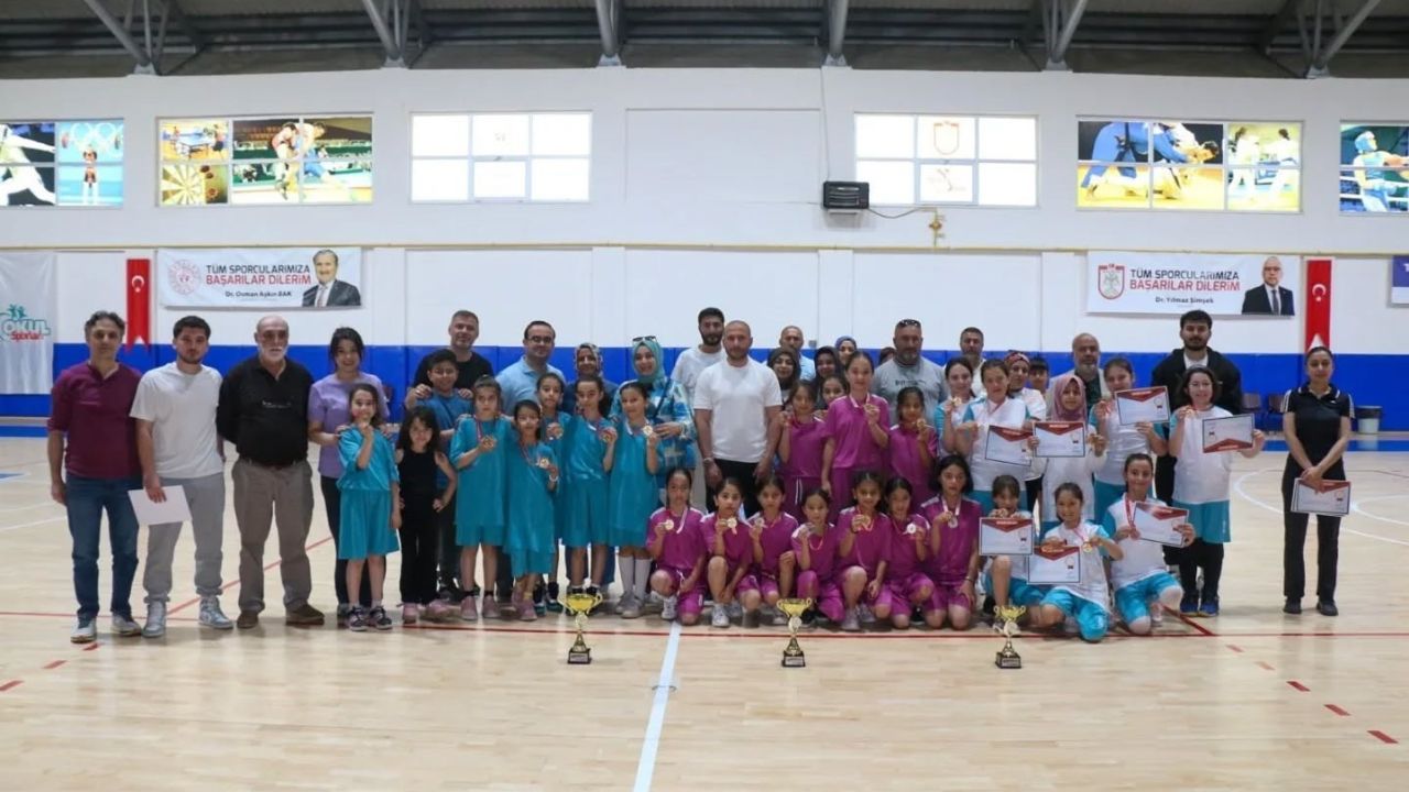 Basketbolda şampiyon Şeyh Şamil İlkokulu