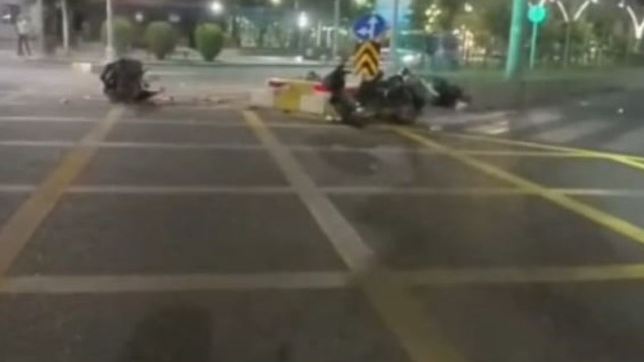 Batman’da 2 kişinin yaralandığı kaza anı güvenlik kameralarına yansıdı