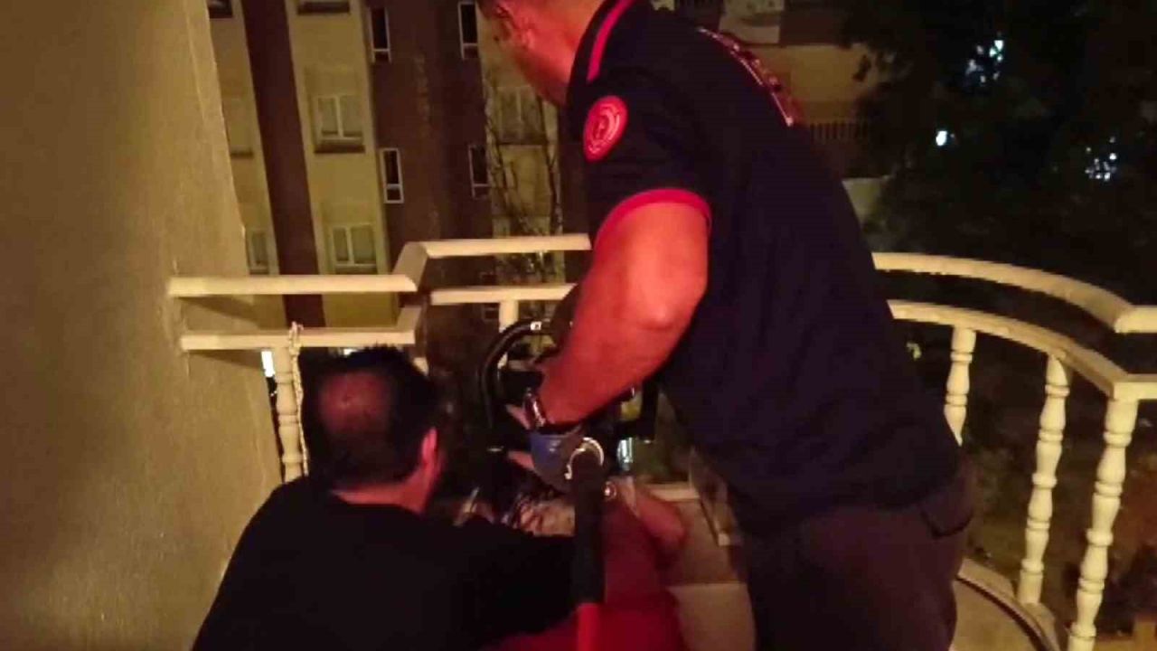 Batman’da balkon korkuluklarına kafası sıkışan küçük kızı itfaiye kurtardı