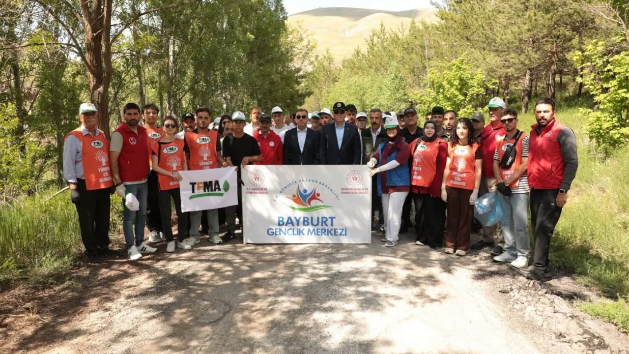 Bayburt’ta ‘Orman Benim’ etkinliğiyle çevre temizliği yapıldı