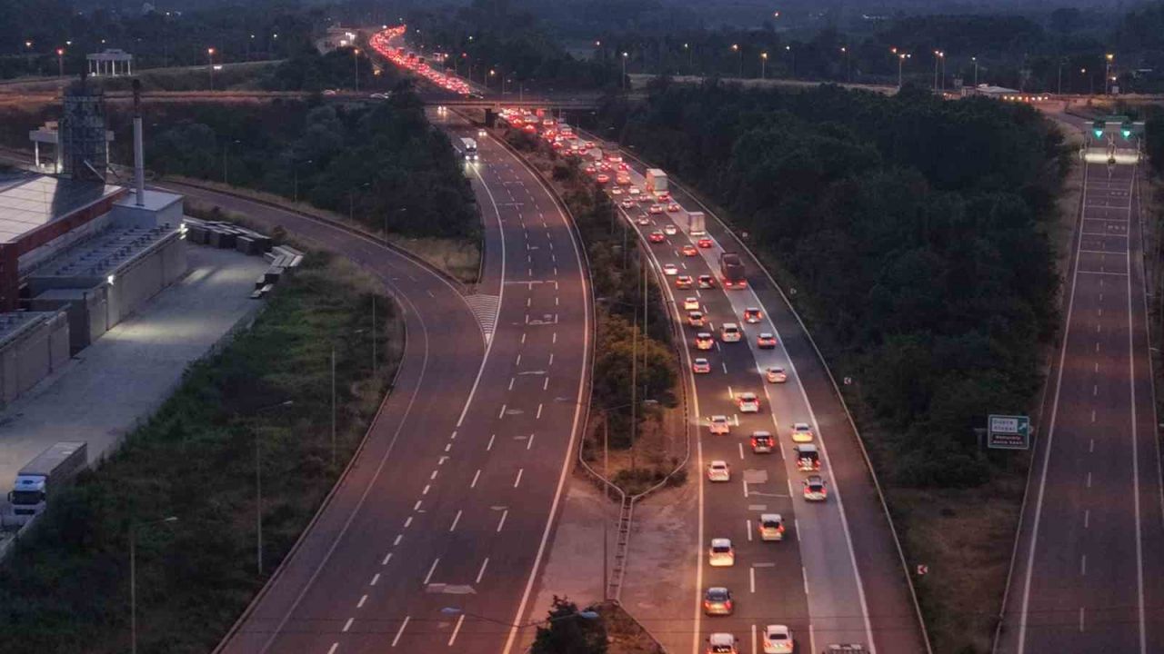 Bayram bitti trafik bitmedi: Düzce geçişinde kilometrelerce kuyruk