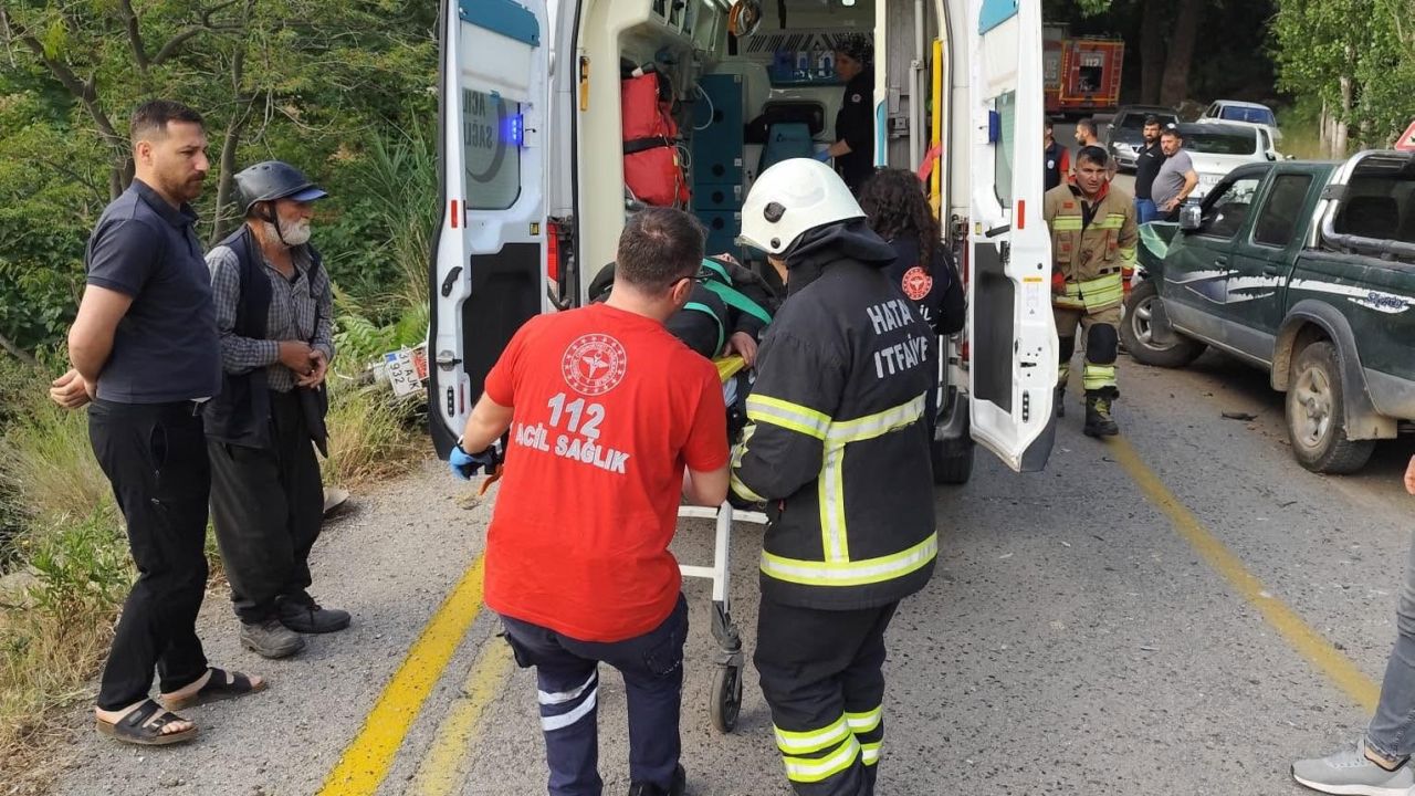 Belen’de pikapla çarpışan motosikletin sürücüsü şarampole yuvarlandı