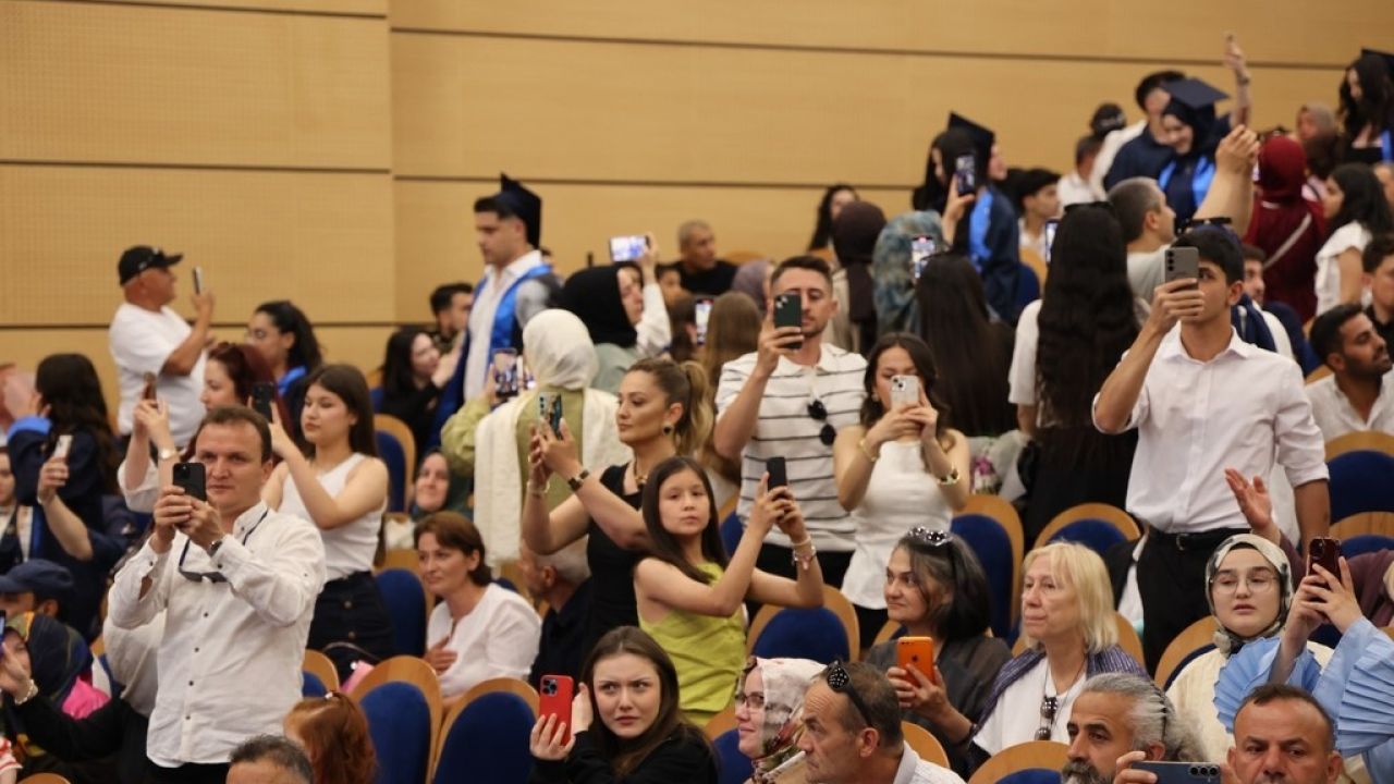 BEUN’da sağlık ordusunun yeni neferleri mezuniyet coşkusu yaşadı