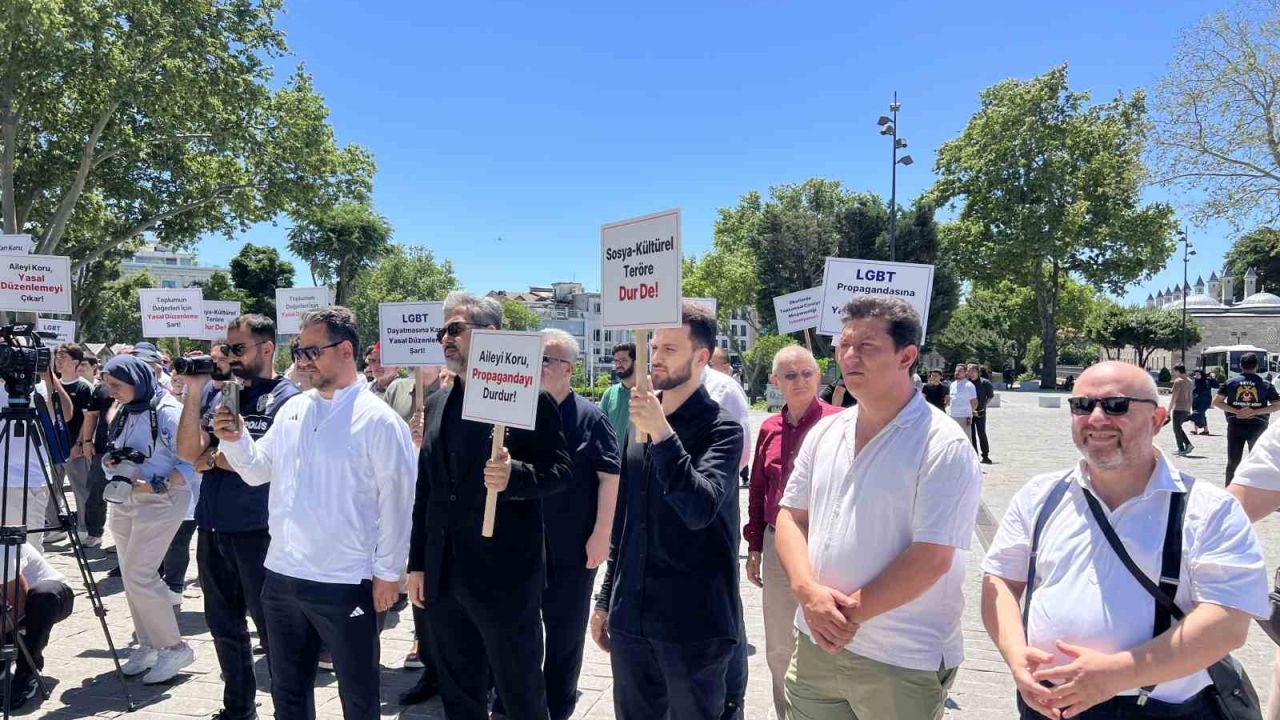 Beyazıt Meydanı’nda kruvaziyer gemisi protesto edildi