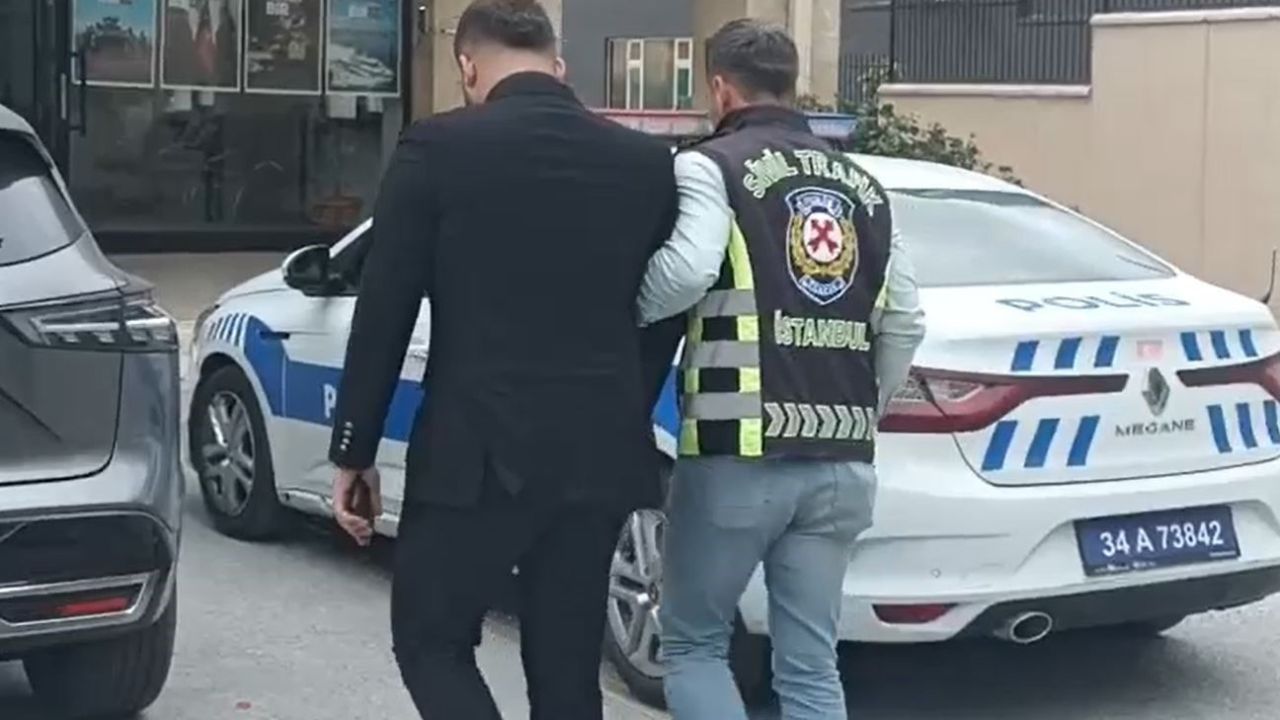 Beylikdüzü’nde araç sürücü motosikletliye saldırdığı anlar kamerada