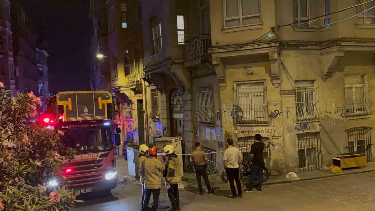 Beyoğlu’nda binada kısmı çökme meydana geldi: Bina sakinleri tahliye edildi