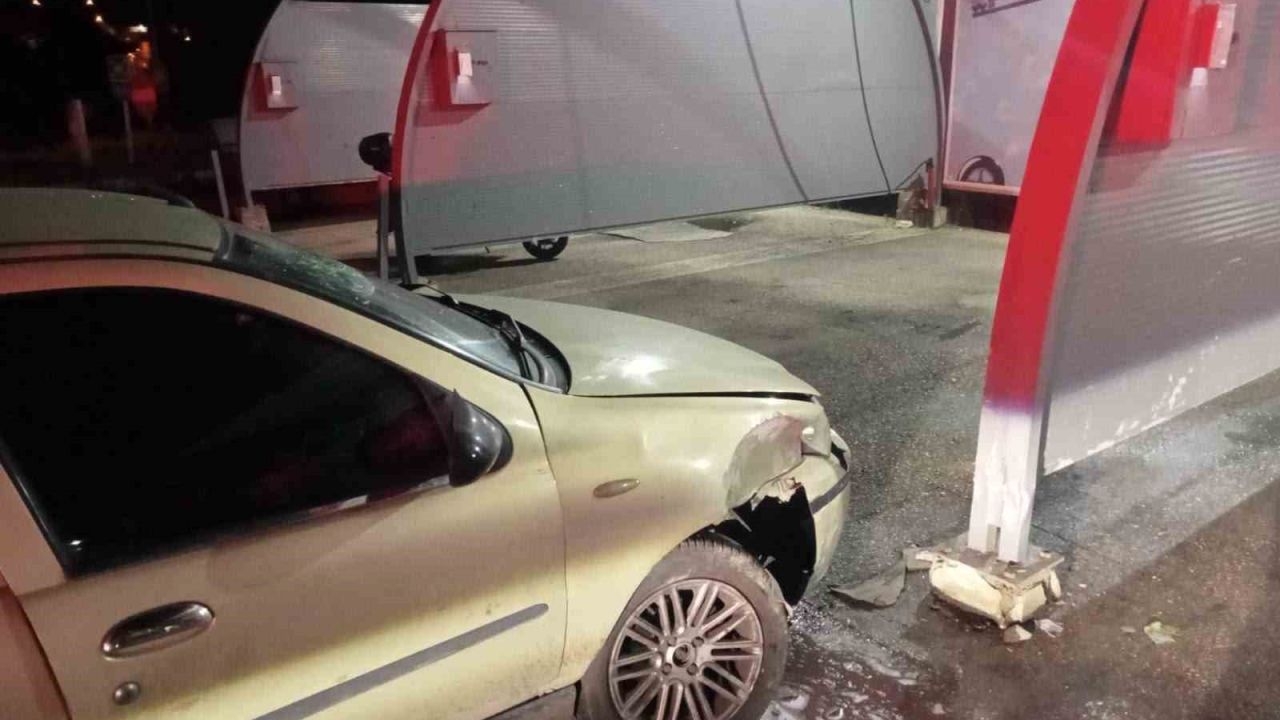Bilecik’te otomobil sürücüsü akaryakıt istasyonunun yıkama alanına çarptı: 4 yaralı