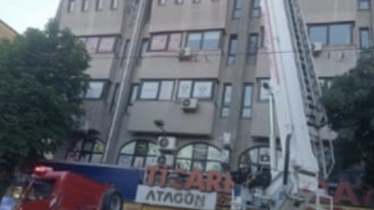 Binanın dış cephesindeki beton parçalar yayaların arasına düştü