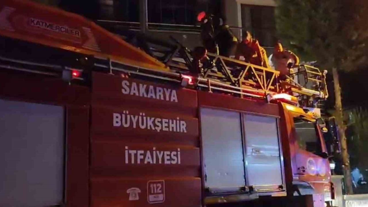 Binaya girip bebek arabalarını yakan şüpheli yakalandı