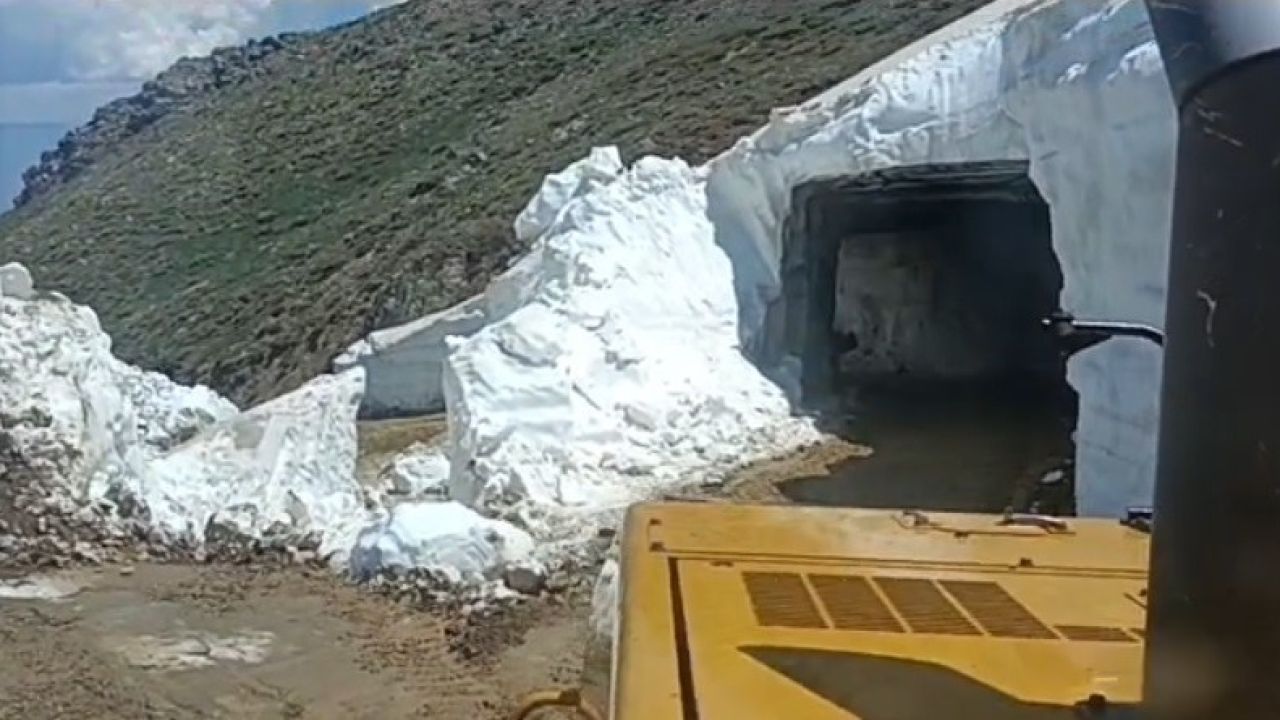 Bingöl’de haziranda da karla mücadele çalışmaları sürüyor