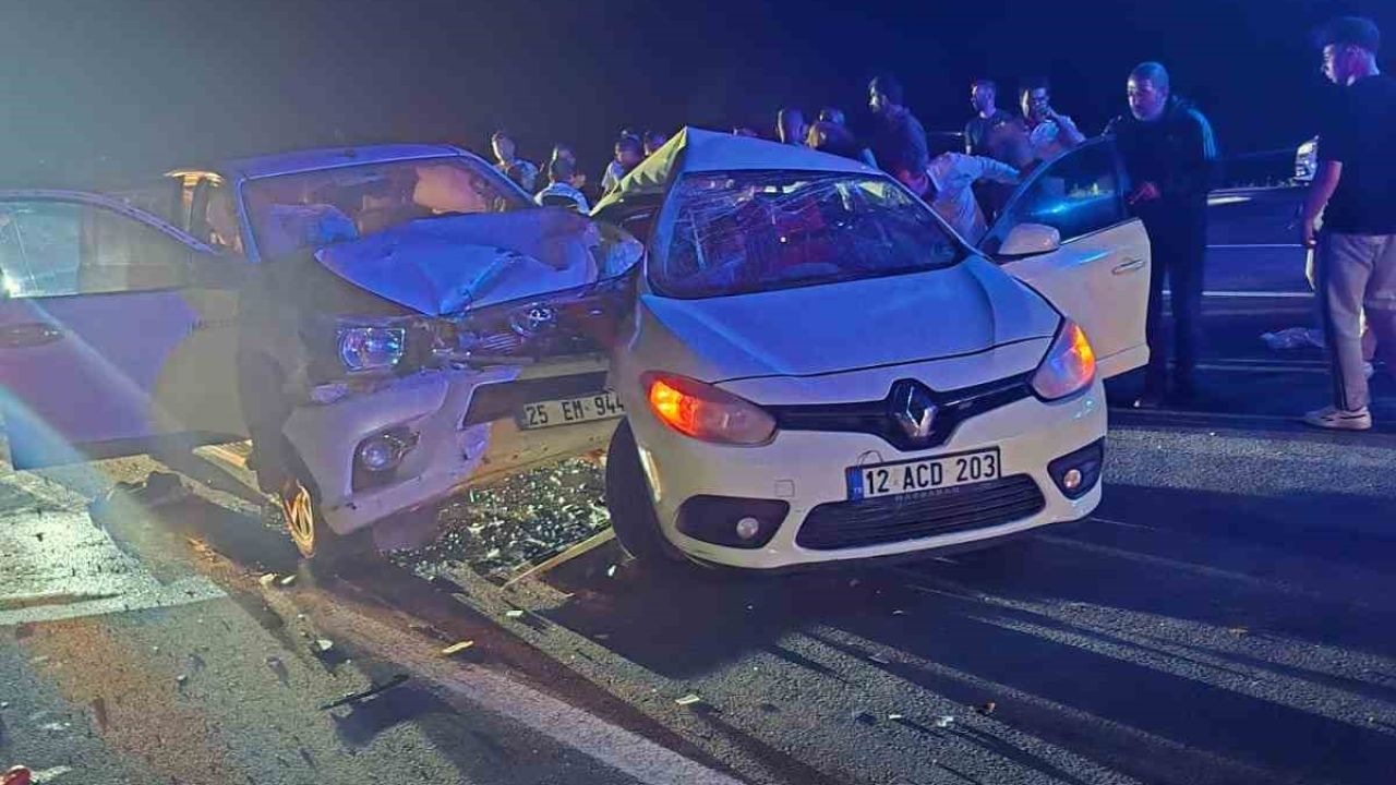 Bingöl’de otomobil ile pikap çarpıştı: 1’i ağır 3 yaralı
