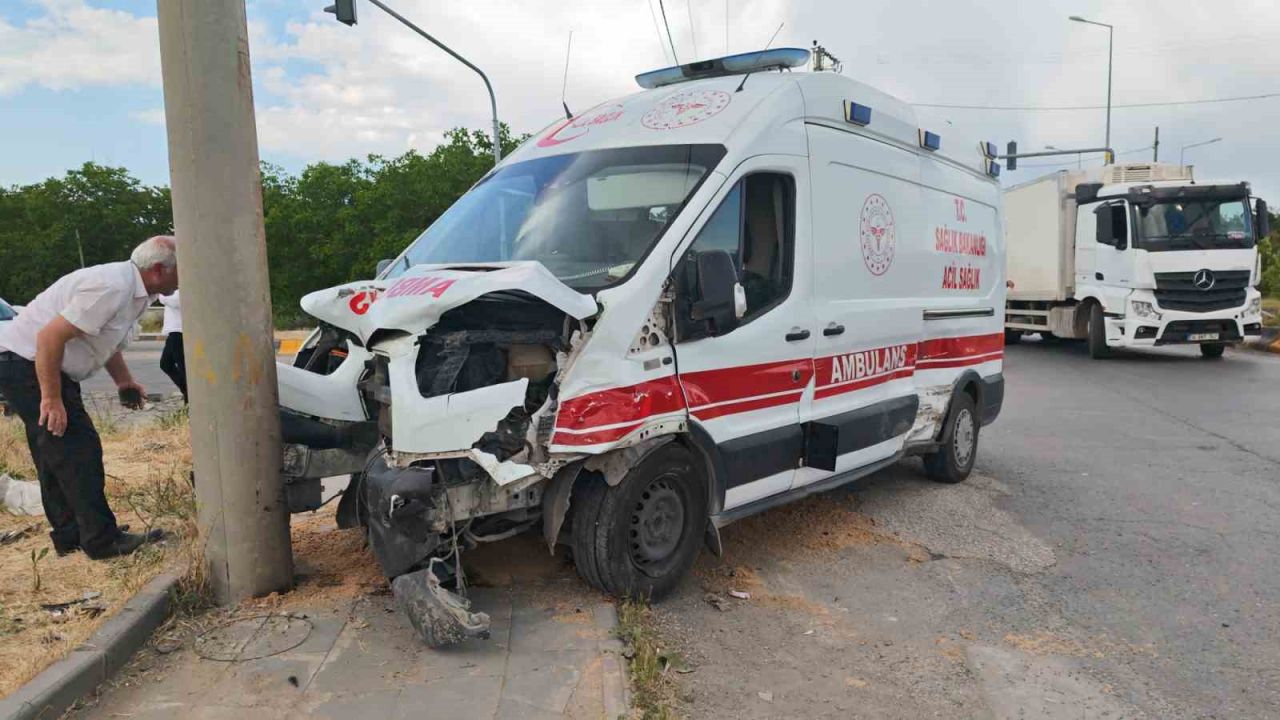 Bitlis’te ambulans ile otomobil çarpıştı: 10 yaralı