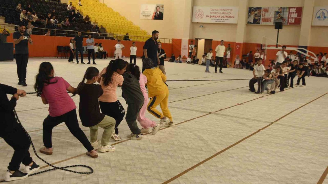 Bitlis’te geleneksel çocuk oyunları şenliği
