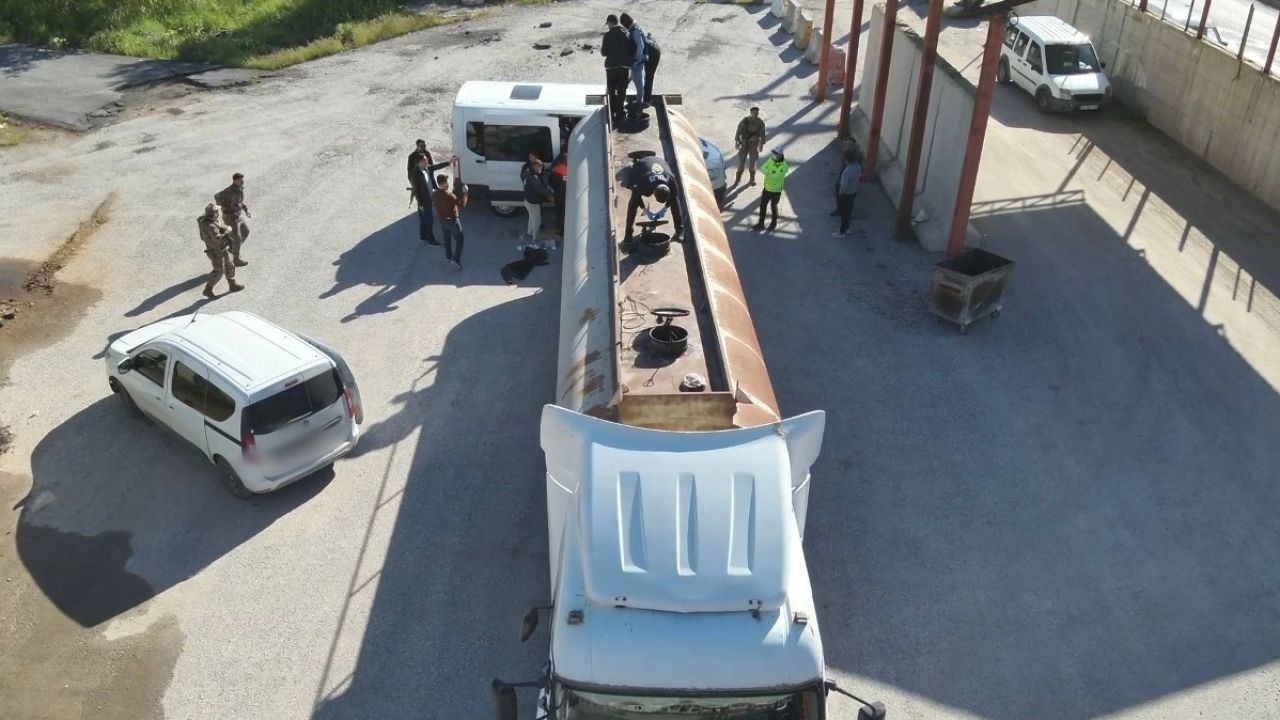 Bitlis’te yakıt tankerinin içinde 30 kaçak göçmen yakalandı