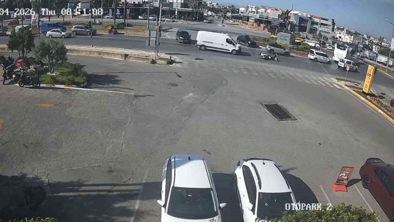 Bodrum’daki kaza kamerada: "Motosiklet savruldu, 2 kişi yaralandı"