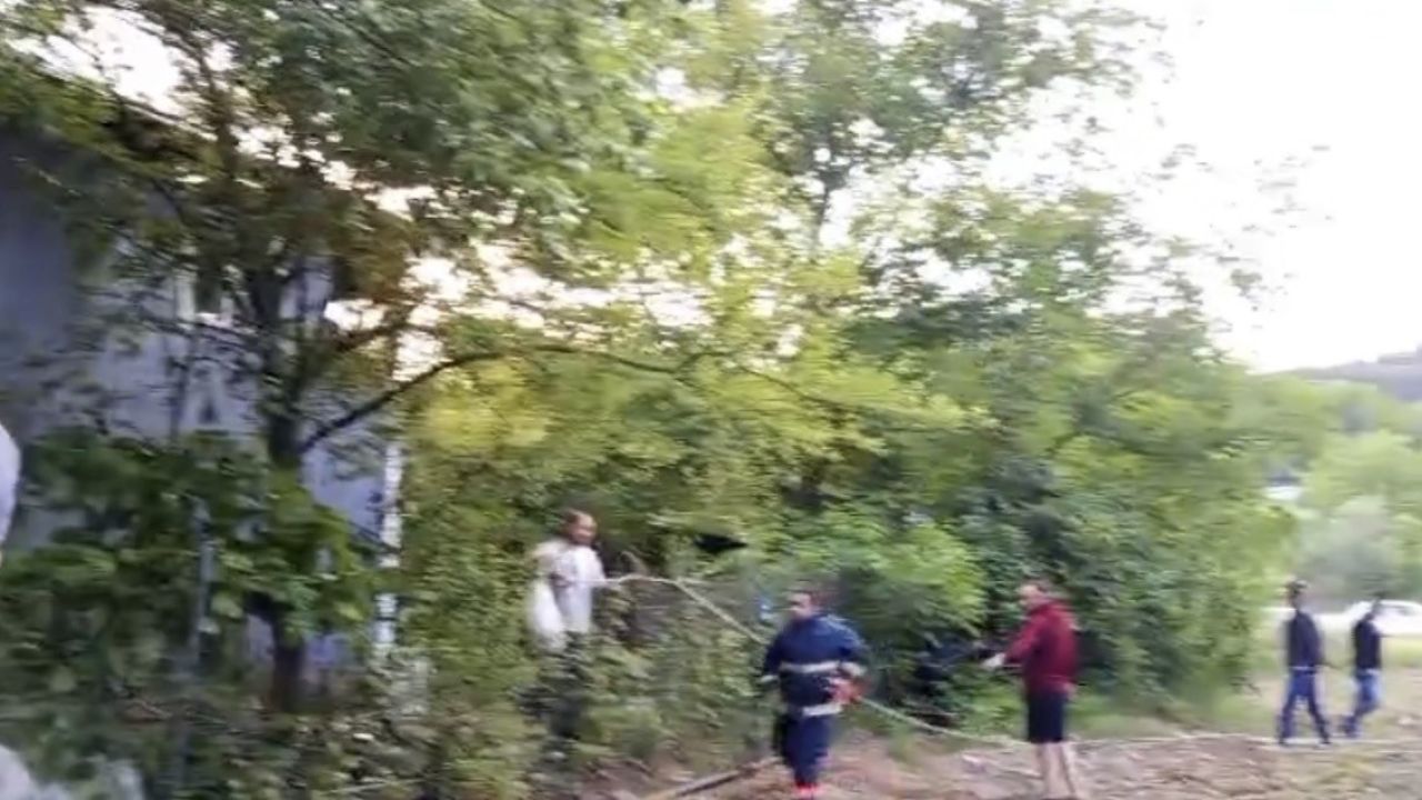 Bolu’da 2 katlı evin çatı katında yangın çıktı