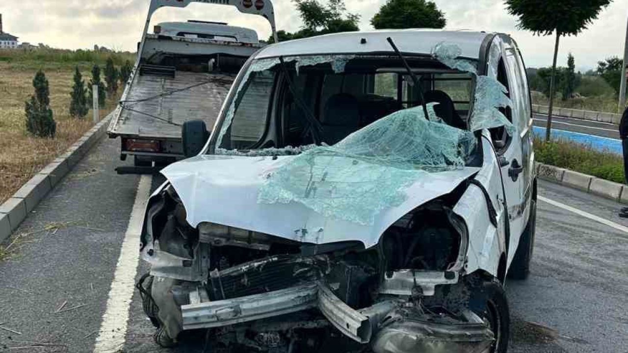 Bolu’da kontrolden çıkan hafif ticari araç devrildi: Sıkışan sürücüyü itfaiye kurtardı