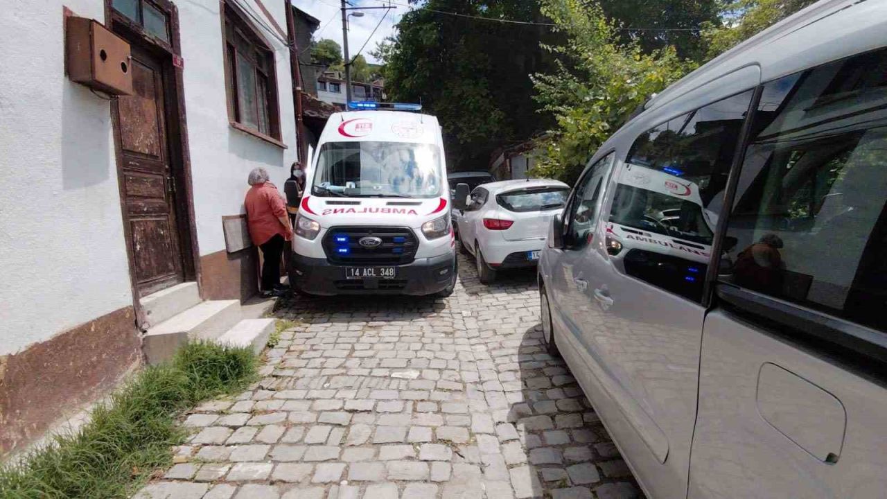 Bolu’da park edilen araçlardan ambulans sokağa giremedi: Sağlık ekipleri hastaya yürümek zorunda kaldı