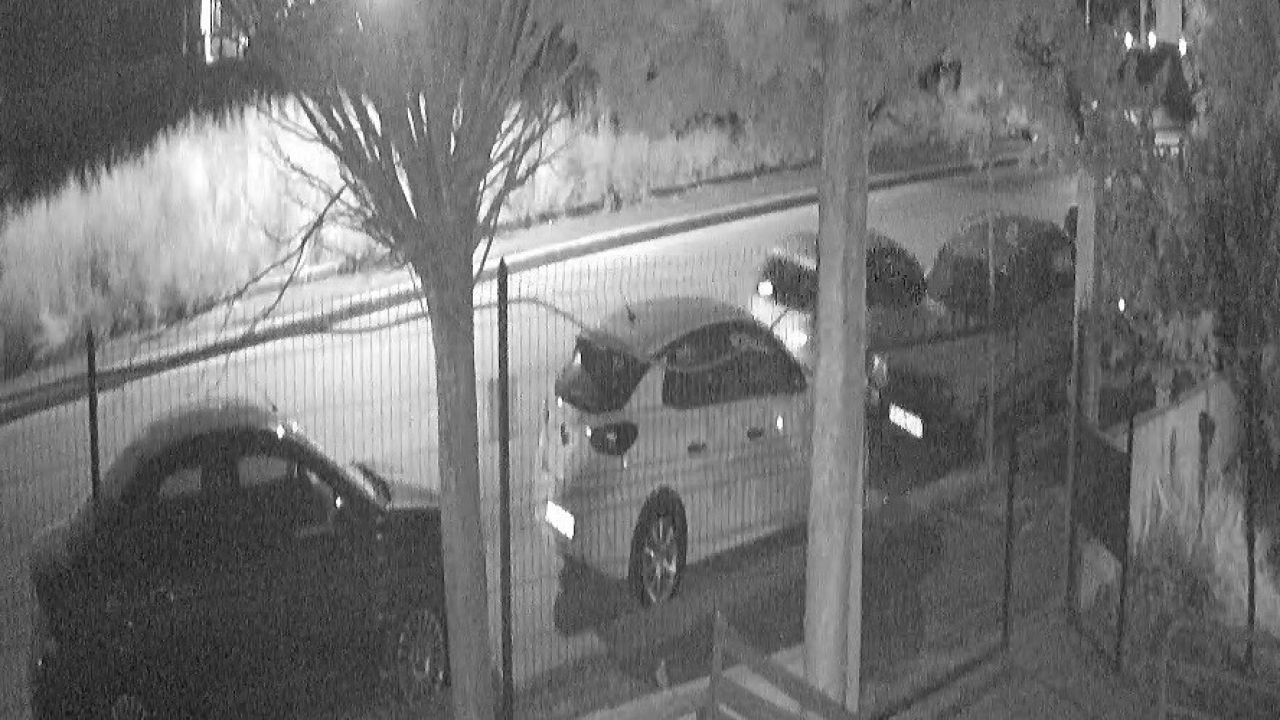 Boş caddede park halindeki araca çarptılar, arkalarına dahi bakmadılar