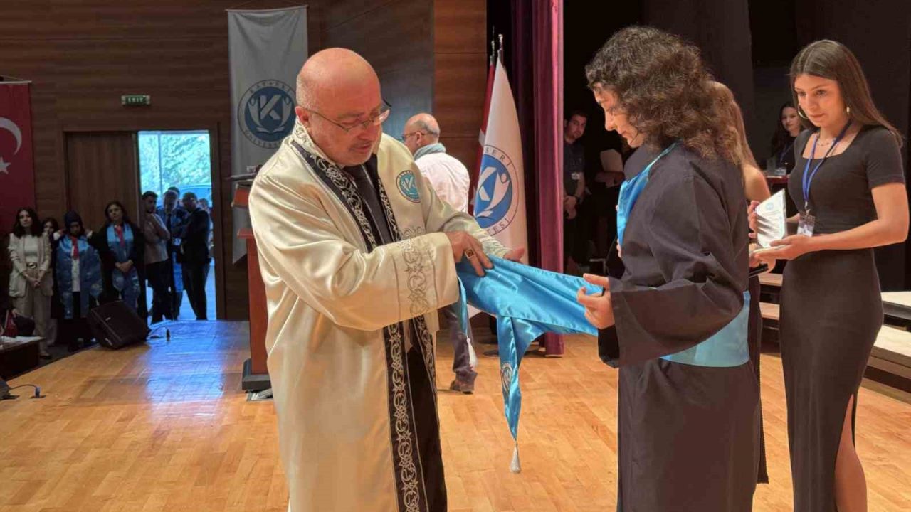 Bu üniversite kep atmıyor şed kuşanıyor