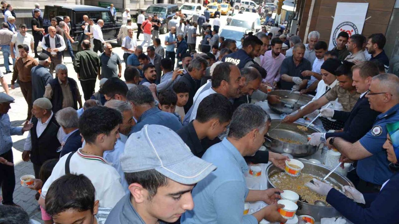 Bulanık’ta 5 bin kişiye aşure ikram edildi
