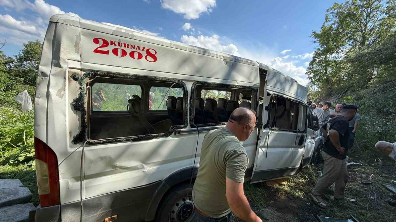Burdur’da minibüs tarlaya uçtu: 8 yaralı