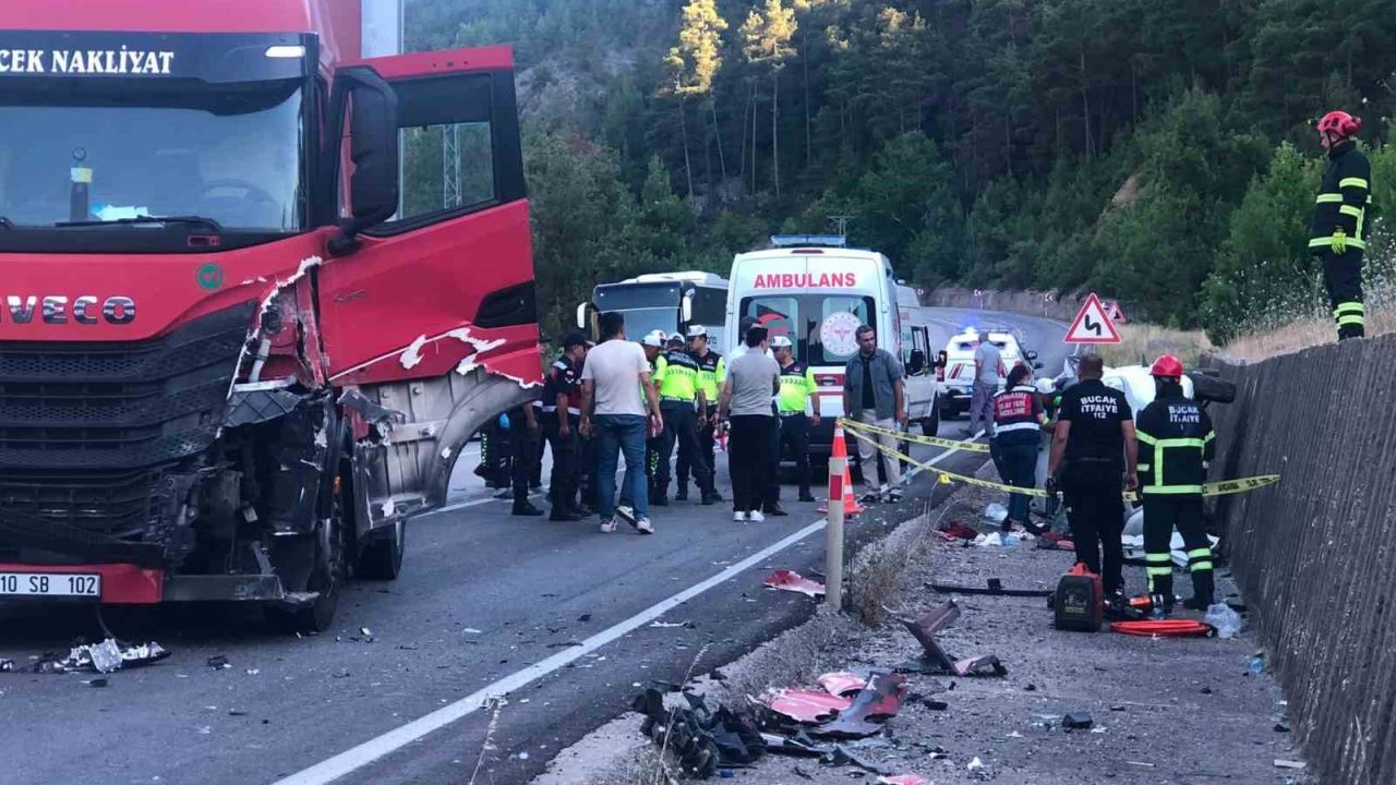 Burdur’da tır ile hafif ticari araç çarpıştı: 1 ölü, 1 yaralı
