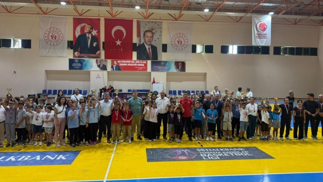 Burhaniye’de Geleneksel Çocuk Oyunlarında dereceye girenlere ödülleri verildi