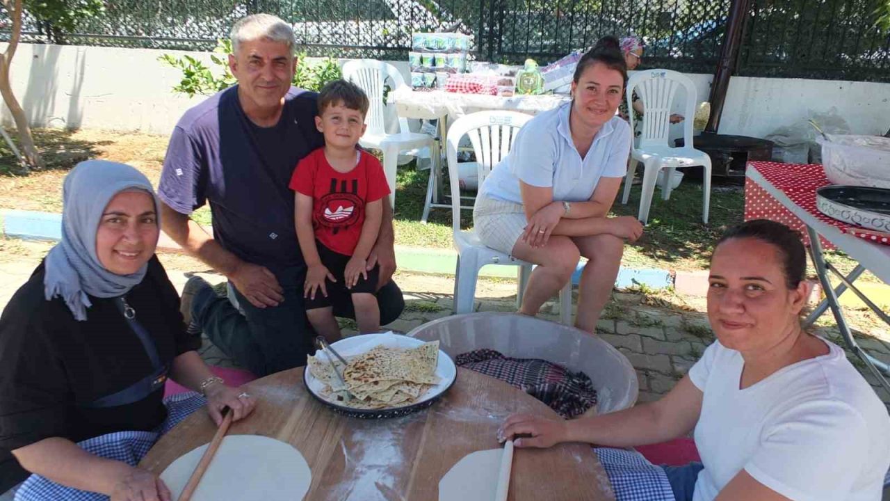 Burhaniye’de okul yararına gözleme yaptılar
