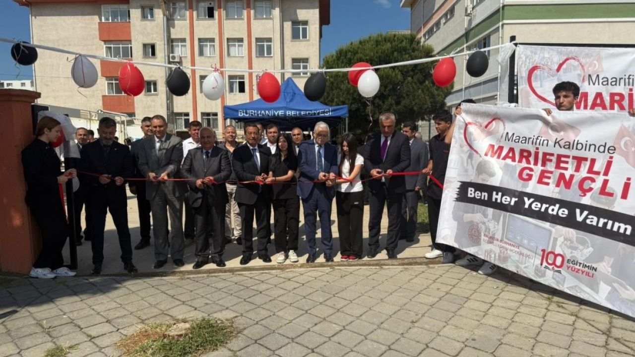 Burhaniye’de Teknoloji Tasarım ve Görsel Sanatlar Sergisi açıldı