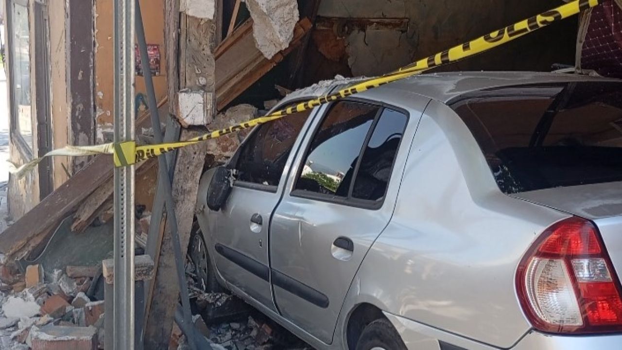 Bursa’da freni boşalan otomobil eve girdi
