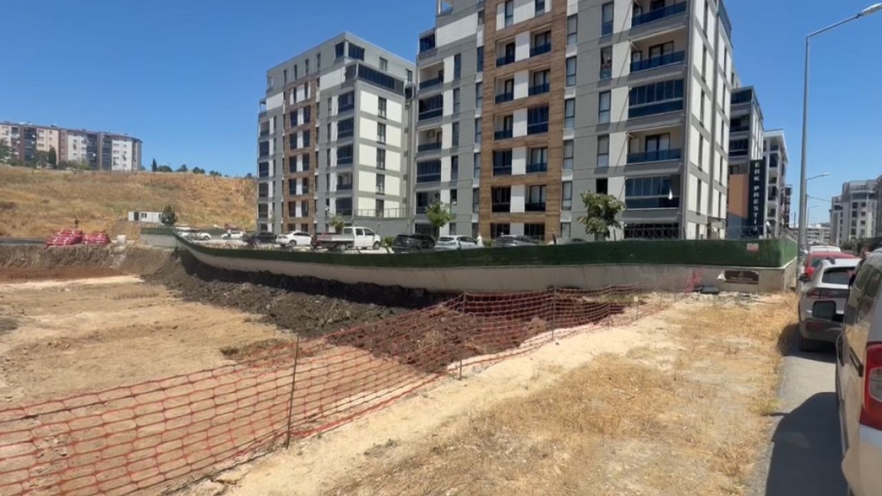 Bursa’da istinat duvarı çöktü, site sakinleri zamanla yarıştı