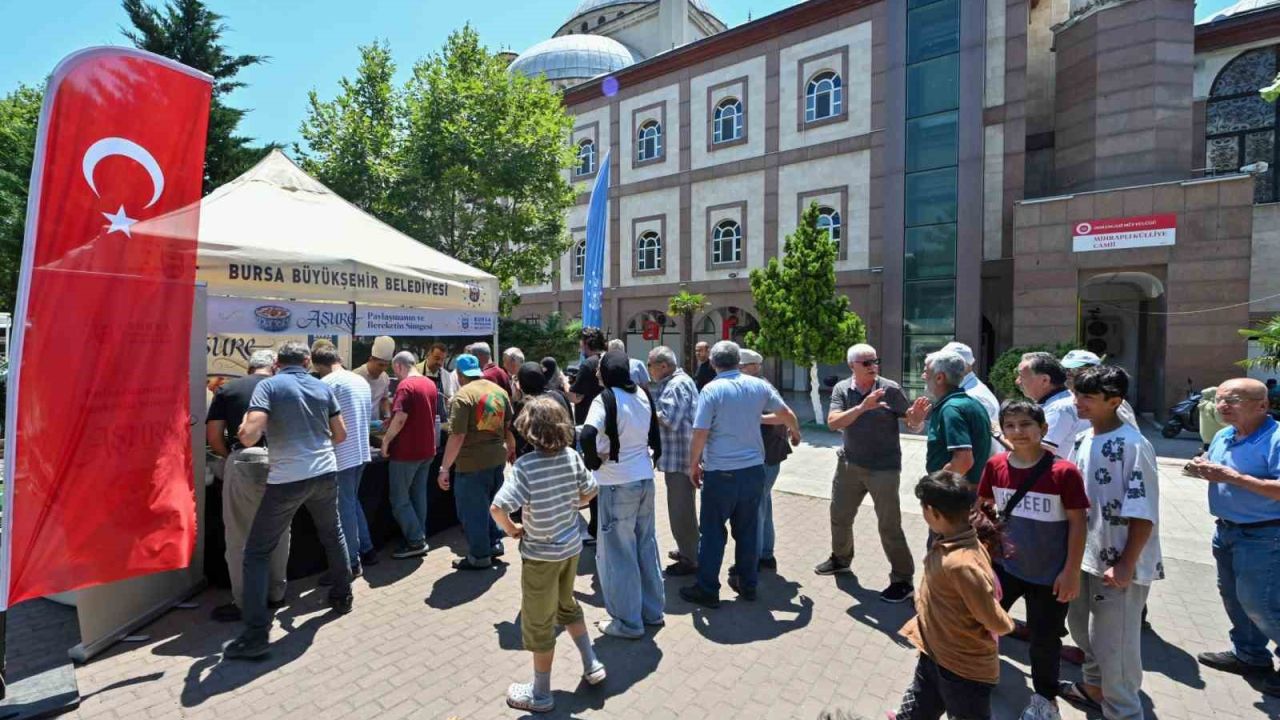 Büyükşehir’den 17 ilçede 28 farklı noktada aşure ikramı