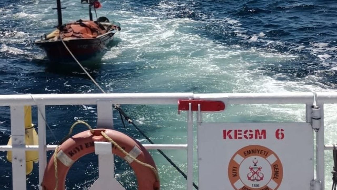 Çanakkale Boğazı’nda sürüklenen tekne kurtarıldı