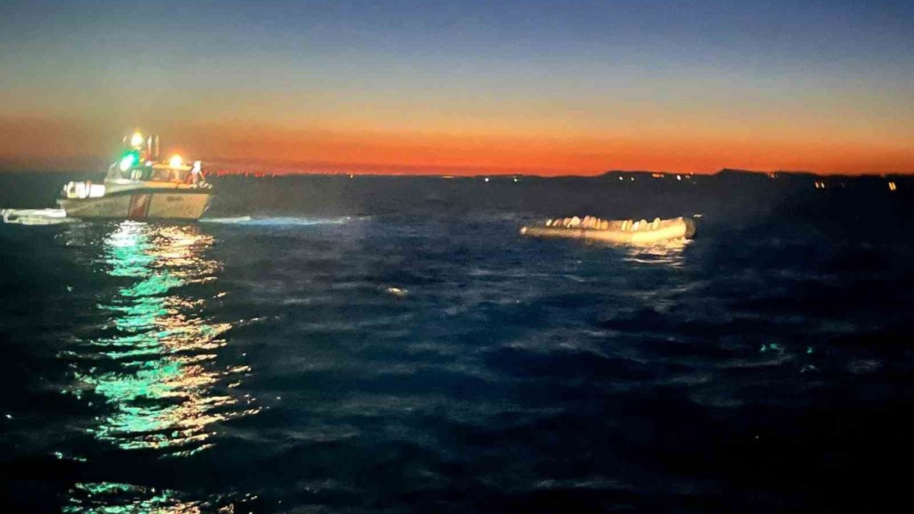 Çanakkale’de motoru arızalanan lastik botla sürüklenen 30 kaçak göçmen kurtarıldı