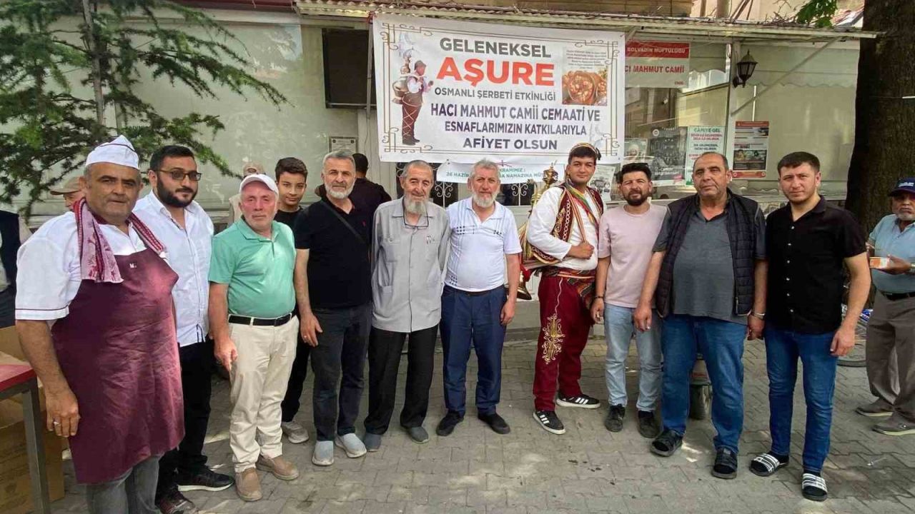 Cemaat ve esnaflar imece usulü ile hazırladığı 2 bin kap aşureyi dağıttı