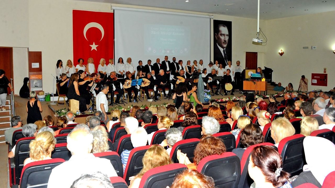 Çeşme Halk Eğitim Merkezi’nden yıl sonu konserinde müzik ve sanat şöleni