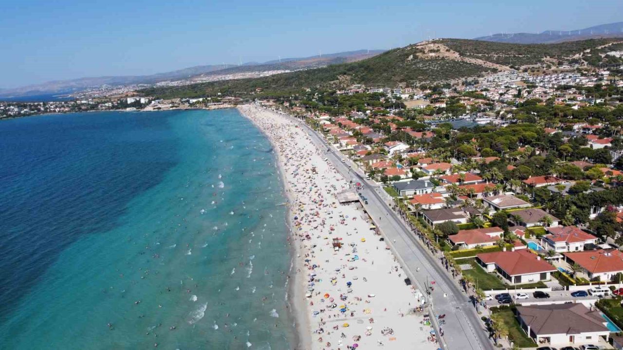Çeşme’de bayram tatilinde nüfus 1 milyona dayandı, yüz binlerce araç akın etti